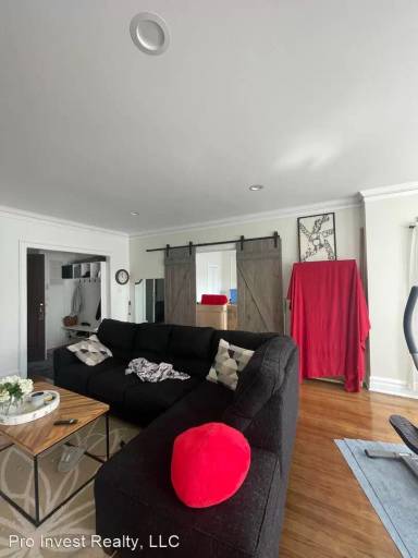 Main picture of 6846 S Clyde Ave