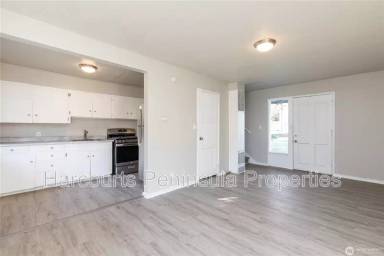 Main picture of 2821 NE Center St