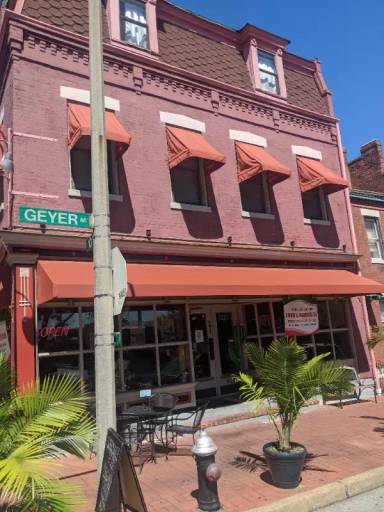 Main picture of 925 Geyer Ave