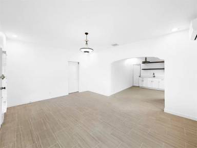 Main picture of 701 S Bermuda Blvd