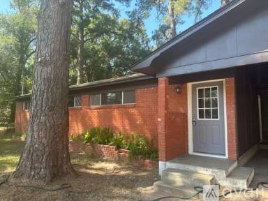 Main picture of 205 Oak Dr