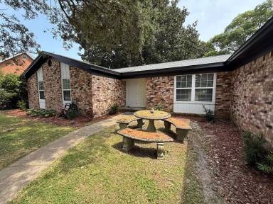 Main picture of 420 Dolphin St