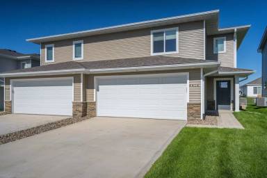 Main picture of 1301 NE Crossing Oaks Dr