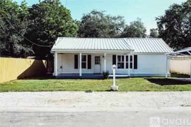 Main picture of 105 W Avenue E