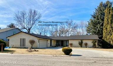 Main picture of 6649 Lakeside Dr