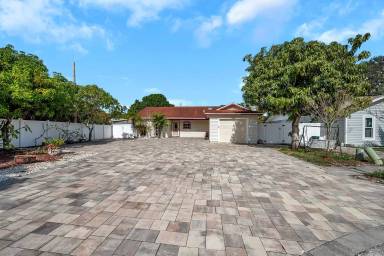 Main picture of 5883 Darren Ct N