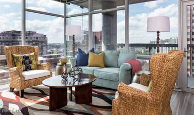 Main picture of 149 W Chicago Ave