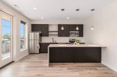 Main picture of 300 S 13th St