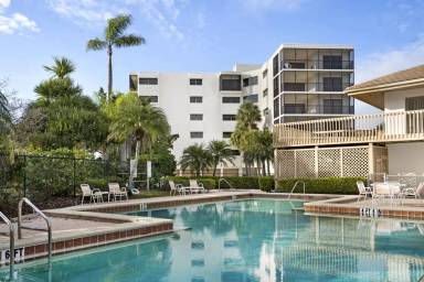 Main picture of 2090 S Tamiami Trl