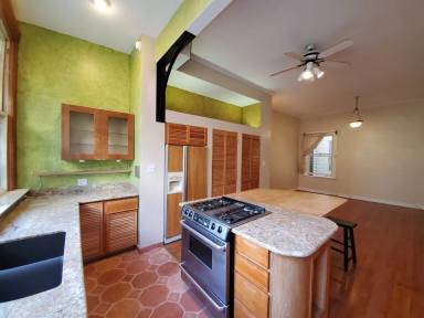 Main picture of 2031 1/2 Powell St