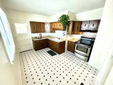 Main picture of 220 Notre Dame Ave