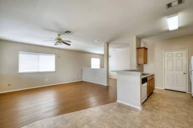 Main picture of 13613 Lyndon B Johnson St