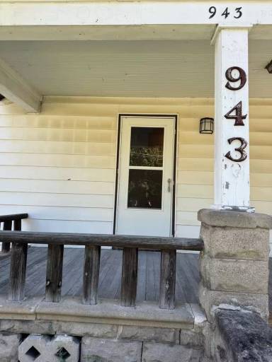 Main picture of 943 Moore St