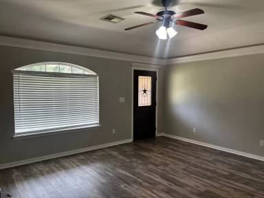 Main picture of 227 Green Leaf St