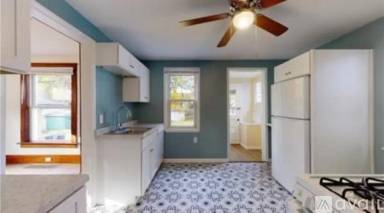 Main picture of 716 W 10th St