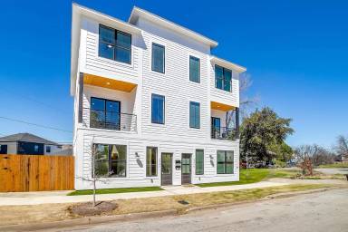 Main picture of 2345 Benbrook Blvd