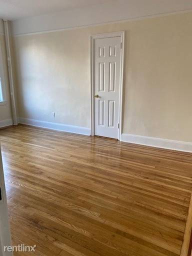Main picture of 218 W 10th St