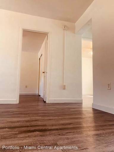 Main picture of 400 NW 7th St