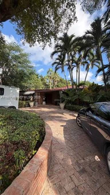 Main picture of 5877 SW 123rd Ave