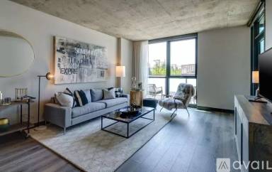 Main picture of 1342 W Randolph St