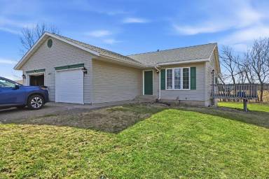 Main picture of 421 Aaron St