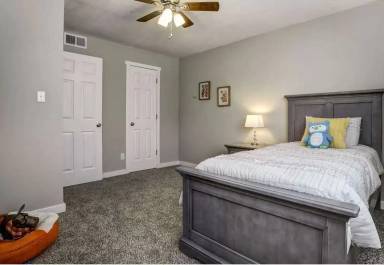 Main picture of 2073 W Lindsey St