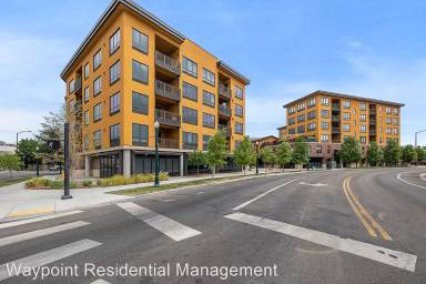 Main picture of 880 W River St