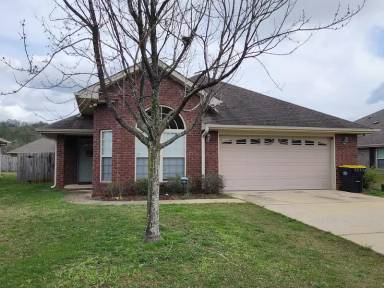 Main picture of 905 Clover Ave