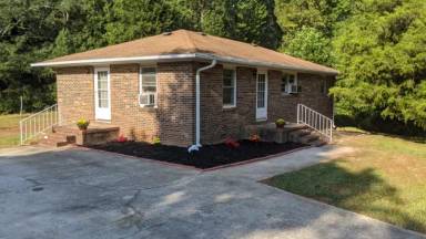 Main picture of 105 Leona Dr