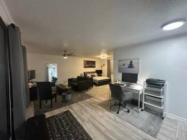 Main picture of 5036 N Hall St
