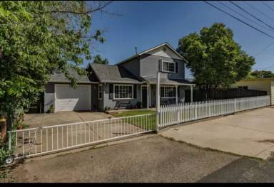 Main picture of 12877 Pioneer St
