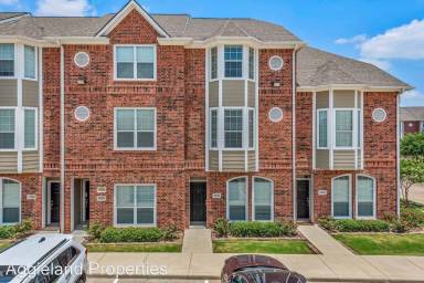 Main picture of Lakeridge Townhomes