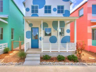 Main picture of 976 Hangar Dr