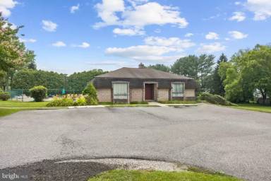 Main picture of 822 Putnam Blvd