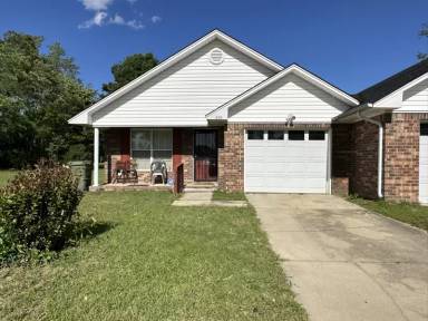 Main picture of 1995 Essex Dr