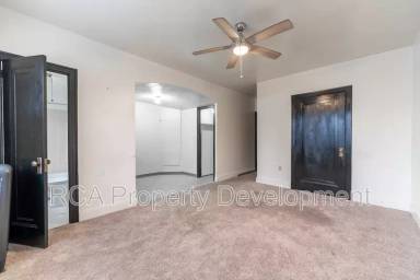 Main picture of 37 W Saint Clair St