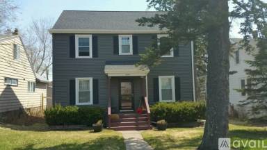Main picture of 2414 E 8th St