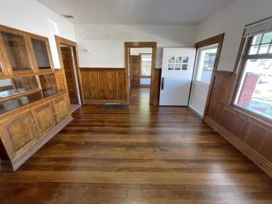 Main picture of 435 W 17th St