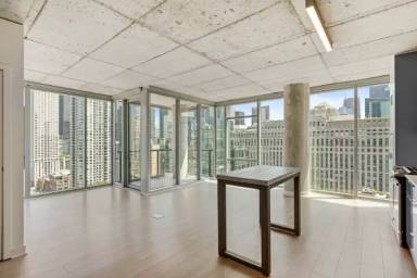 Main picture of 305 W Illinois St