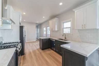 Main picture of 3044 Martin Luther King Jr Way