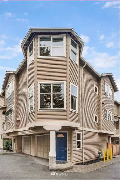 Main picture of 717 N 95th St