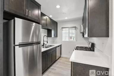 Main picture of 900 W College St