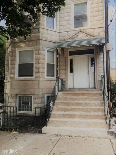 Main picture of 4048 W Lexington St