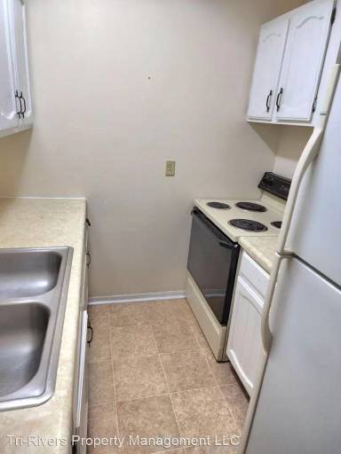 Main picture of 129 1/2 Baker St
