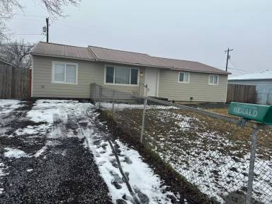 Main picture of 4222 Moon Dr NE