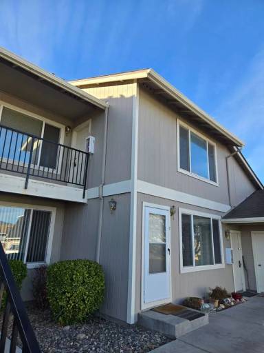 Main picture of 17 Lakes Blvd