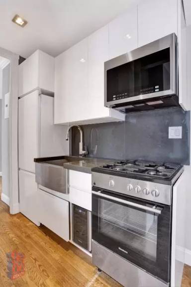 Main picture of 420 E 13th St