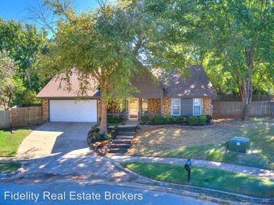 Main picture of 820 Lakeside Cir