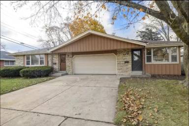 Main picture of 1524 Pewaukee Rd