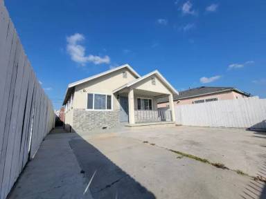 Main picture of 1315 W 101st St